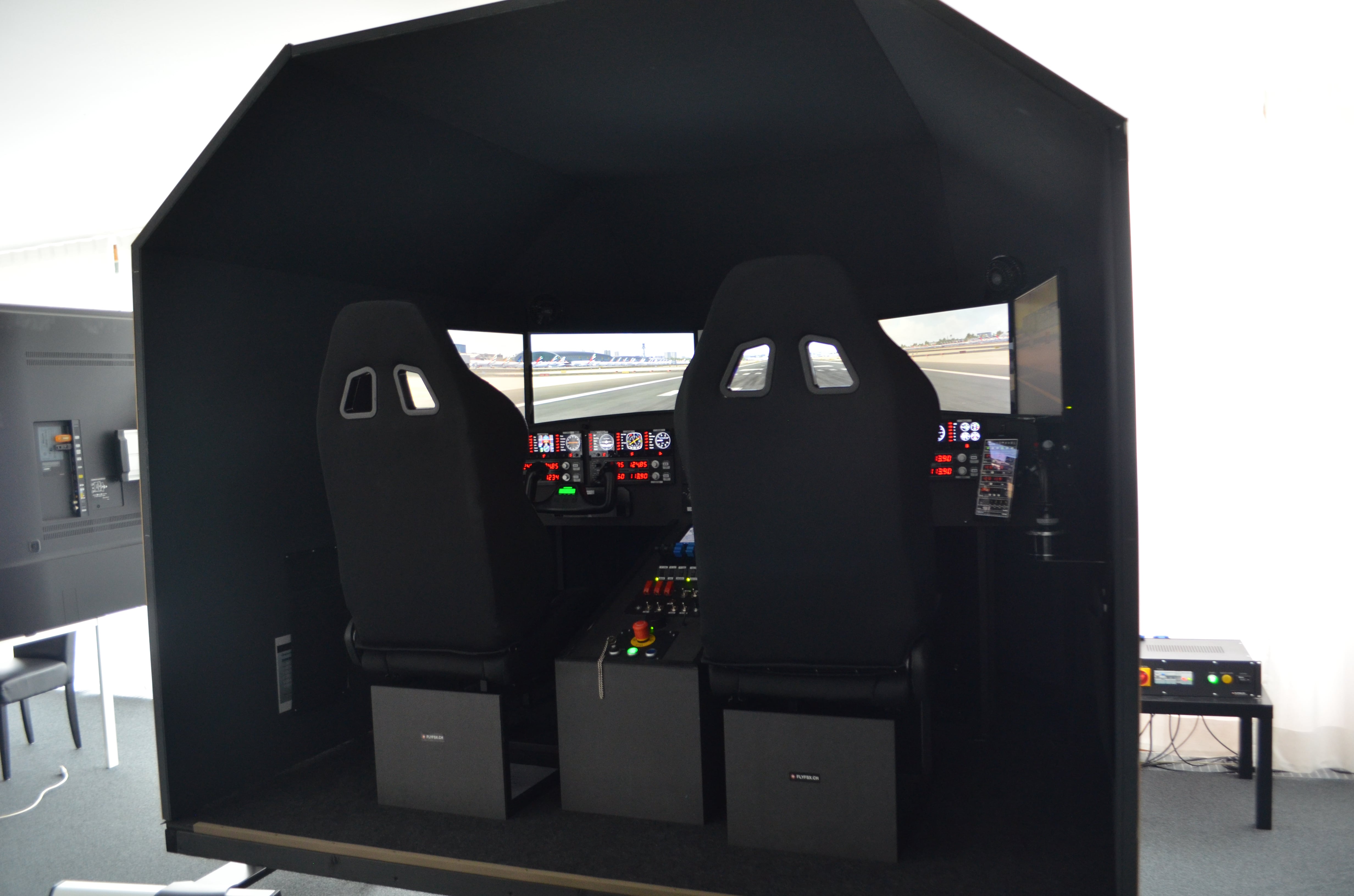 FLYFSX - Flugsimulator - Flight Simulator -  Rüchligweg 55 - 4125 Riehen - Basel - Baden - Aarau - Zürich - Schweiz - Lörrach - Freiburg - Deutschland. 